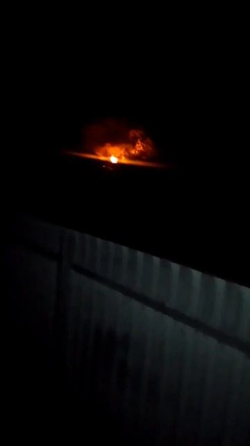 Пожар в Дроздове СНТ " Маяк" Калужская область. Был хлопок и сразу весь дом охватило пламенем смотреть онлайн