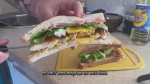 Рецепт отличного сэндвича на завтрак с курицей и яйцом.