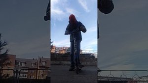 Трюк хоп-прыжок на самокате