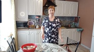 Готовлю вкусную еду и общаюсь с вами.