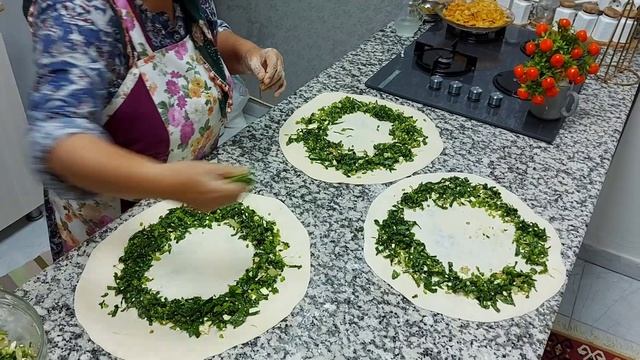 Şekliyle yapılışı ile çok kolay ge pratik kat Kat Ispanaklı Börek Tarifi .