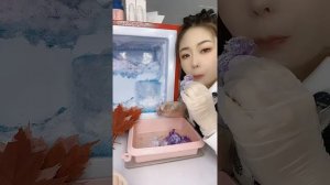 АСМР, огромную пластину хрустящего льда с сугробом из снега съедает девушка в своей морозилке!