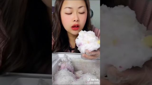 Шикарный хруст от АСМР поедания ледяных глыб в морозилке! смотреть онлайн