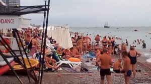 Центральный пляж в Лазаревском!!! Яблоку негде упасть!!!