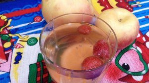 Компот из клубники, лимона и яблок