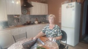 С разговорами сделала салат с копчёной рыбкой.