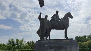 гуляем по центру города и отдыхаем, центральная площадь, памятник Богдану Хитрово