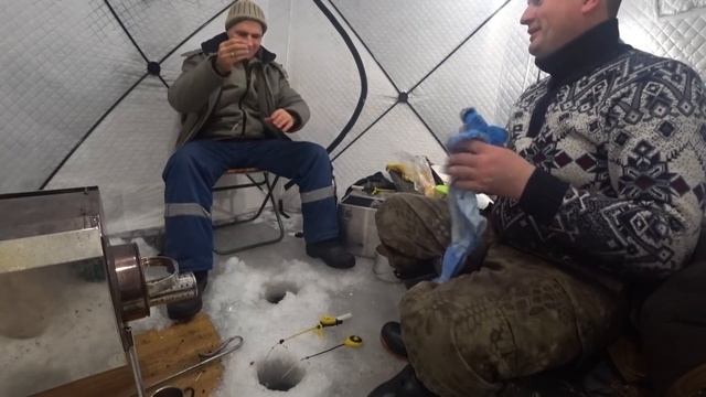 Ночная рыбалка на водохранилище. Ловим корюшку.