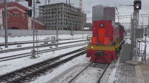 Маневровый тепловоз ТЭМ18ДМ-1931 (ТЧЭ-6) с пассажирским вагоном выполняет манёвры.