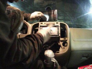 маверик как вытащить магнитолу