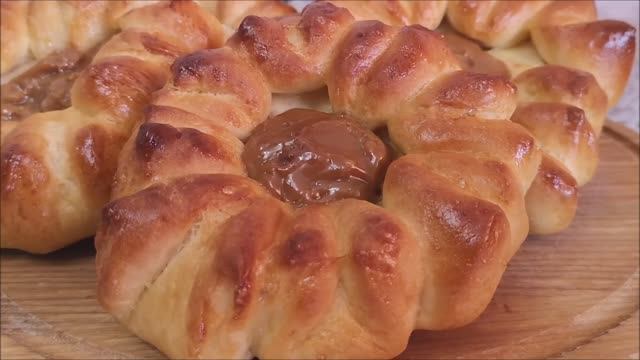 Булочки со сгущенкой из дрожжевого теста. Вкусные домашние булочки со сгущенкой вареной