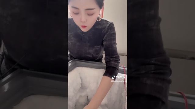 девушка поедает огромные сталагмиты из наледи в своей морозилке! смотреть онлайн