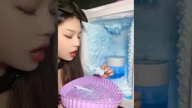 грызёт лёд из камеры замороженного синего снега и наледи! смотреть онлайн