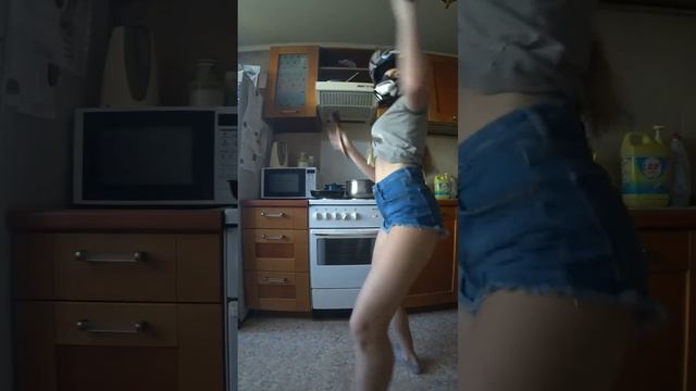 Мотодевушка жжёт, мото-танцы на кухне. Амана кукарена шалала! Motogirl dancing смотреть онлайн