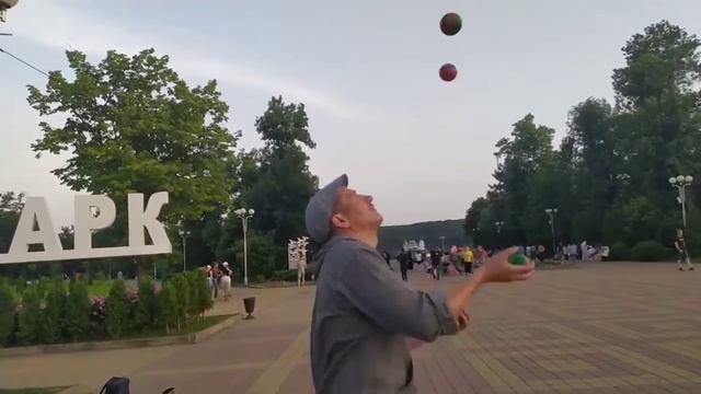 тренировка жонглирования в парке.