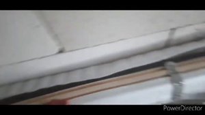 монтаж и установка деревянного окна без откосов и наличников в проём газосиликатного здания.