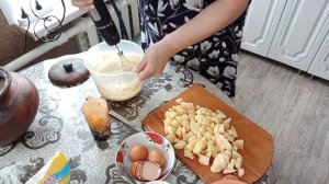 Яблочно- творожный пирог, очень вкусный.