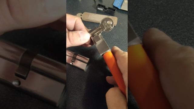 BUMPING изготовление bumping ключа с помощь ножниц LISHI смотреть онлайн