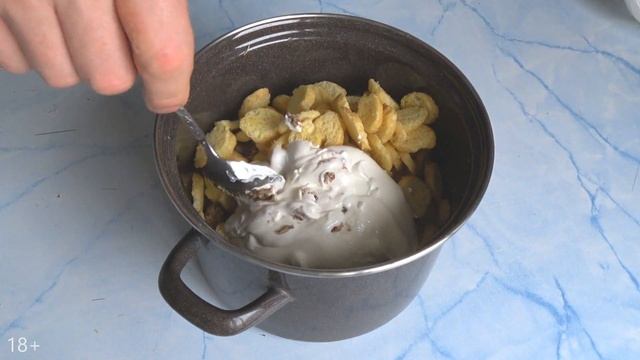 Всего 10 минут и шпротный салат с сухариками готов (Субтитры) | Кулинарные рецепты