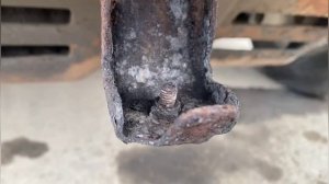 А как вы откручиваете сломанные болтики?
