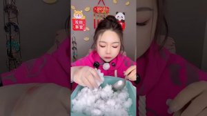 АСМР, грызёт ледовые бруски с кучей снега из морозилки!