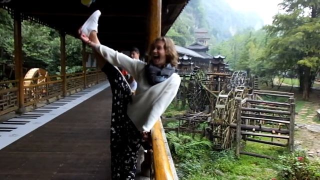 А вы в шпагат так встать могли бы на фоне водяных колес? смотреть онлайн