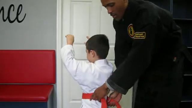 Sensei Paxton teaches how to tie a belt on a karate gi at Patti's All-American - Dyer смотреть онлайн