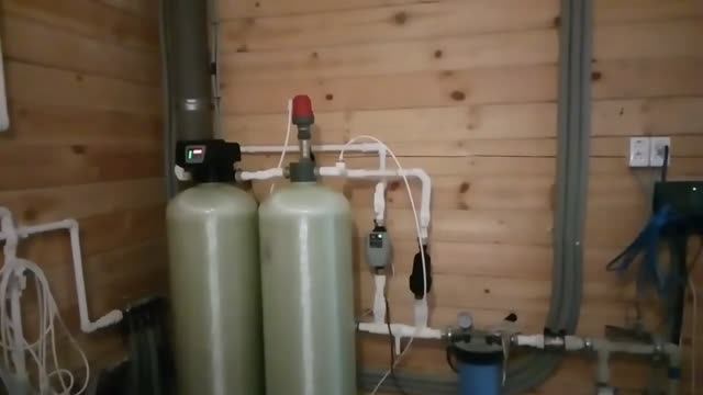 Монтаж обезжелезивателя воды с аэрационной колонной. Очистка воды от железа смотреть онлайн