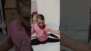 Мишкимила учит как сидеть на поперечный шпагат.