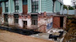 Почему у фасадов некоторых зданий под землёй «закопан» этаж с окнами и дверьми