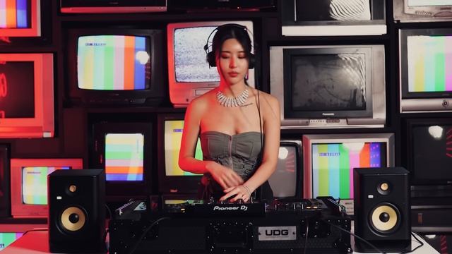 YOUNA - Melodic Techno & Progressive House DJ Mix 04 @ Dubai