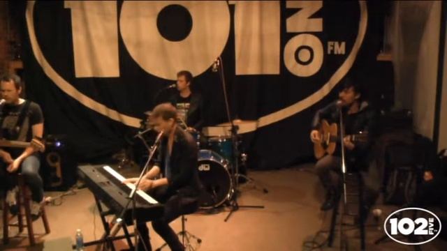 Atomic Tom - Take Me Out (Live from The Big Room) смотреть онлайн