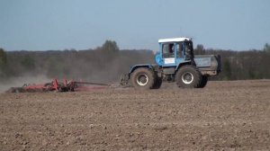 2 ХТЗ 17221 на культивации.