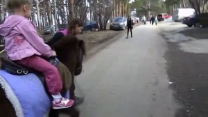 Роликовые коньки обучение Мила учится кататься Прогулка на пони