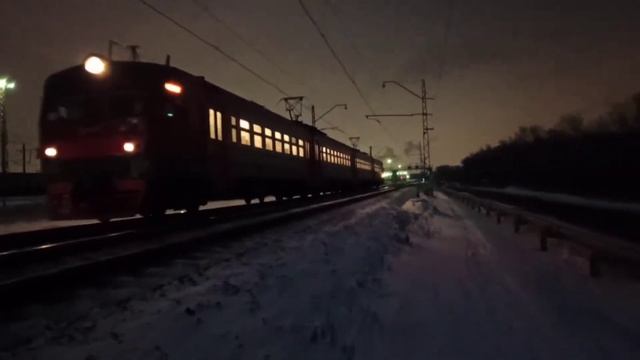 "В темноте" - Электропоезд ЭТ2-019 сообщением Екатеринбург-Пасс. - Кузино смотреть онлайн