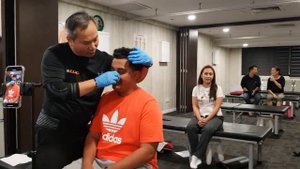 Master Chris Leong Tit Tar 跌打 Nose injury - He from USA He came to CLM in Mid Valley Malaysia