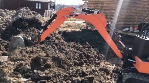 Миниэксковатор - копаем, равняем, выкорчевываем деревья (рабочий день)