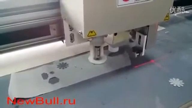 Планшетный режущий плоттер DCZ в процессе раскроя кожи по шаблону на раскроечном столе режущий пло