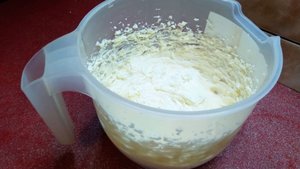 Сливочный крем для торта в качестве прослойки и материала для украшения