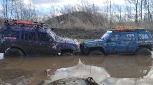 Японские внедорожники десятого масштаба в грязи