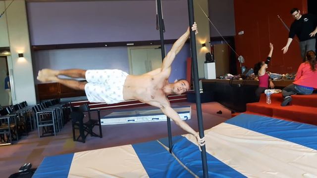 Human flag push up chinese pole pole dance work out calisthenic drapeau pompe mat chinois смотреть онлайн