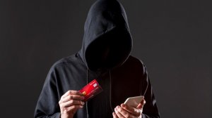Эксперт рассказал о мошенничестве, связанном с оставленным номером телефона на авто