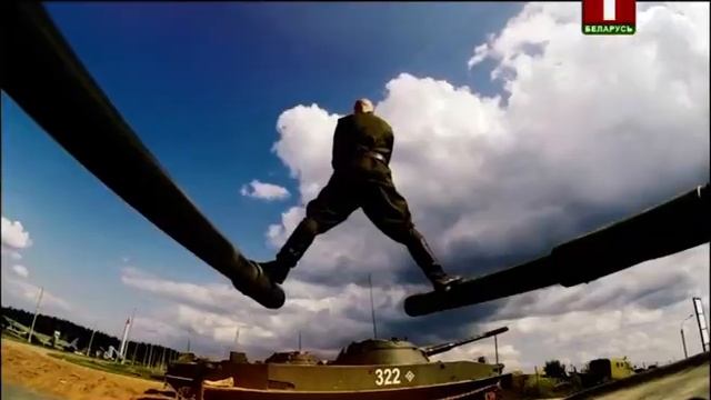 Анонс "Рискуя Жизнью" (Беларусь-1, 04.08.2017) Александр Солодуха сел на шпагат между двумя танками смотреть онлайн