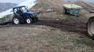 Трактор Lovol 754b буксует по бездорожью. На помощь едет Т-25 и буксирует его