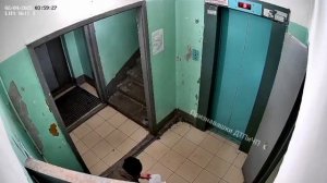 В Питере доставщик еды насрал в подъезде и нарисовал говном свастику