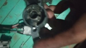 Не откидывает замок зажигание