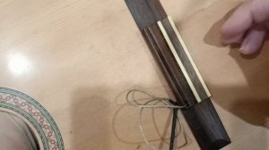 замена звукоснимателя на классической гитаре.