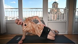 Боковая планка с колена в динамике