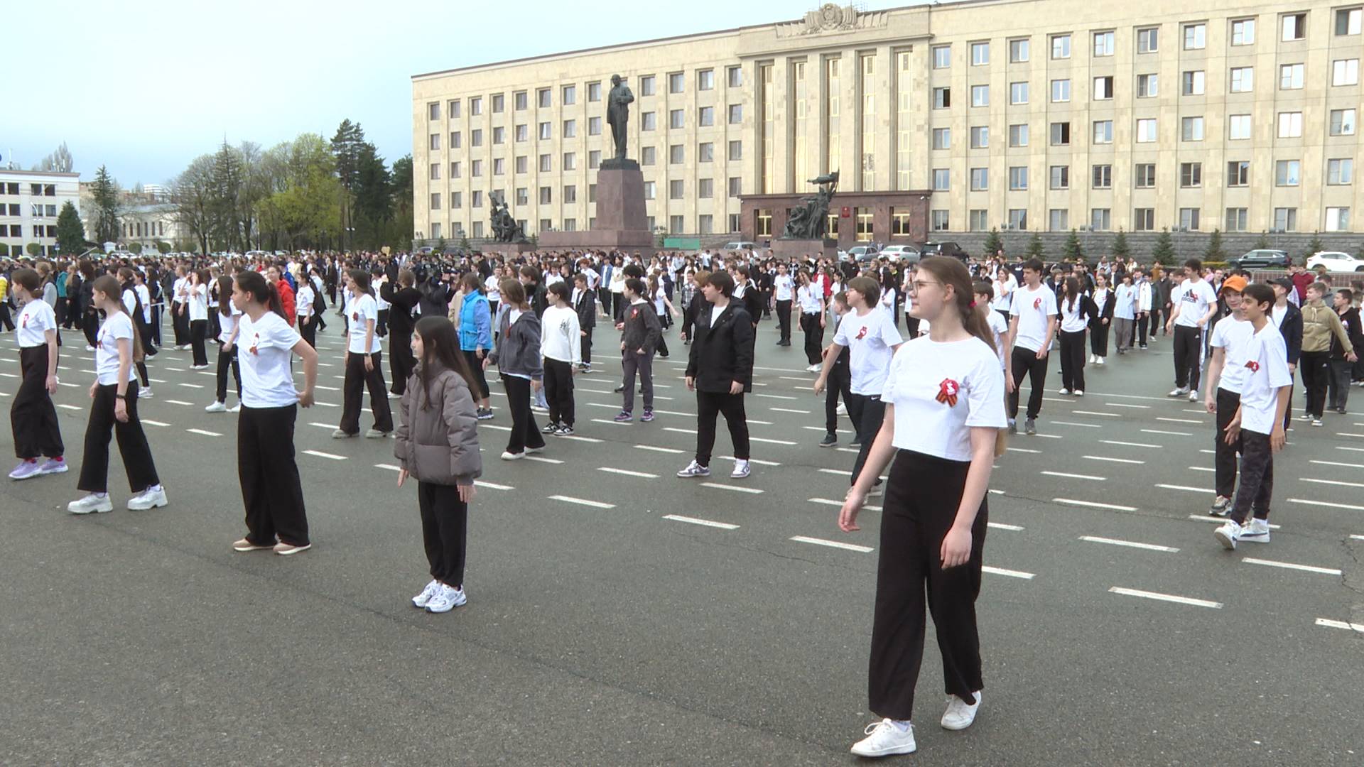 Тысяча школьников приняли участие в общегородской зарядке в центре Ставрополя