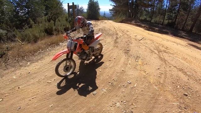 Cómo Conducir una Moto Enduro por Primera Vez! La Valentina Arriba de una Motocicleta! смотреть онлайн